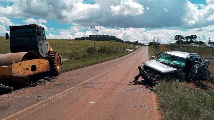 Homem fica ferido em acidente entre carro e rolo compactador na PR-281, em Chopinzinho