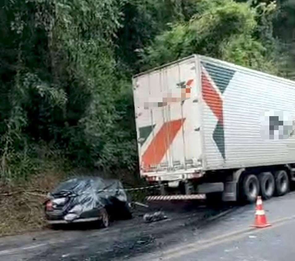 Acidente gravíssimo na manhã deste domingo deixa 5 pessoas em óbito e uma criança ferida